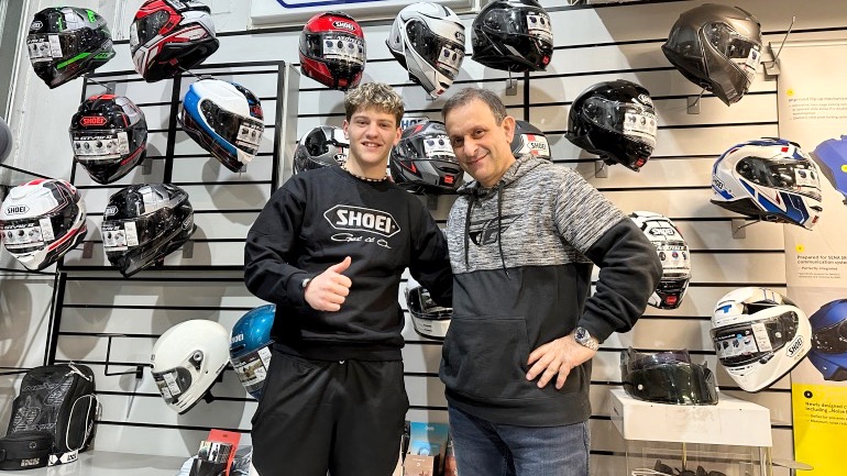 Είναι 17 και τρέχει 13 χρόνια με ίδιο κράνος